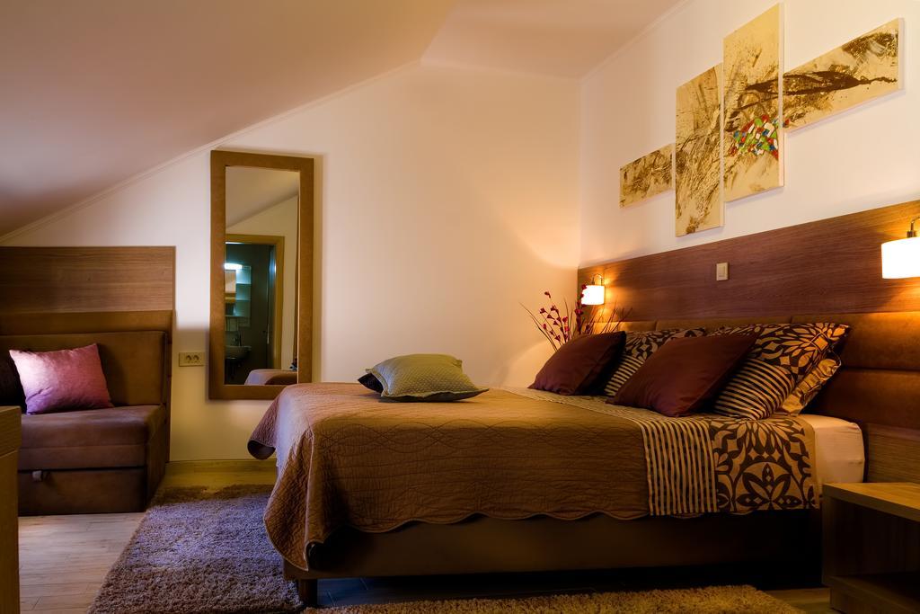 Villa Martini - Apartments & Rooms Вуковар Екстер'єр фото